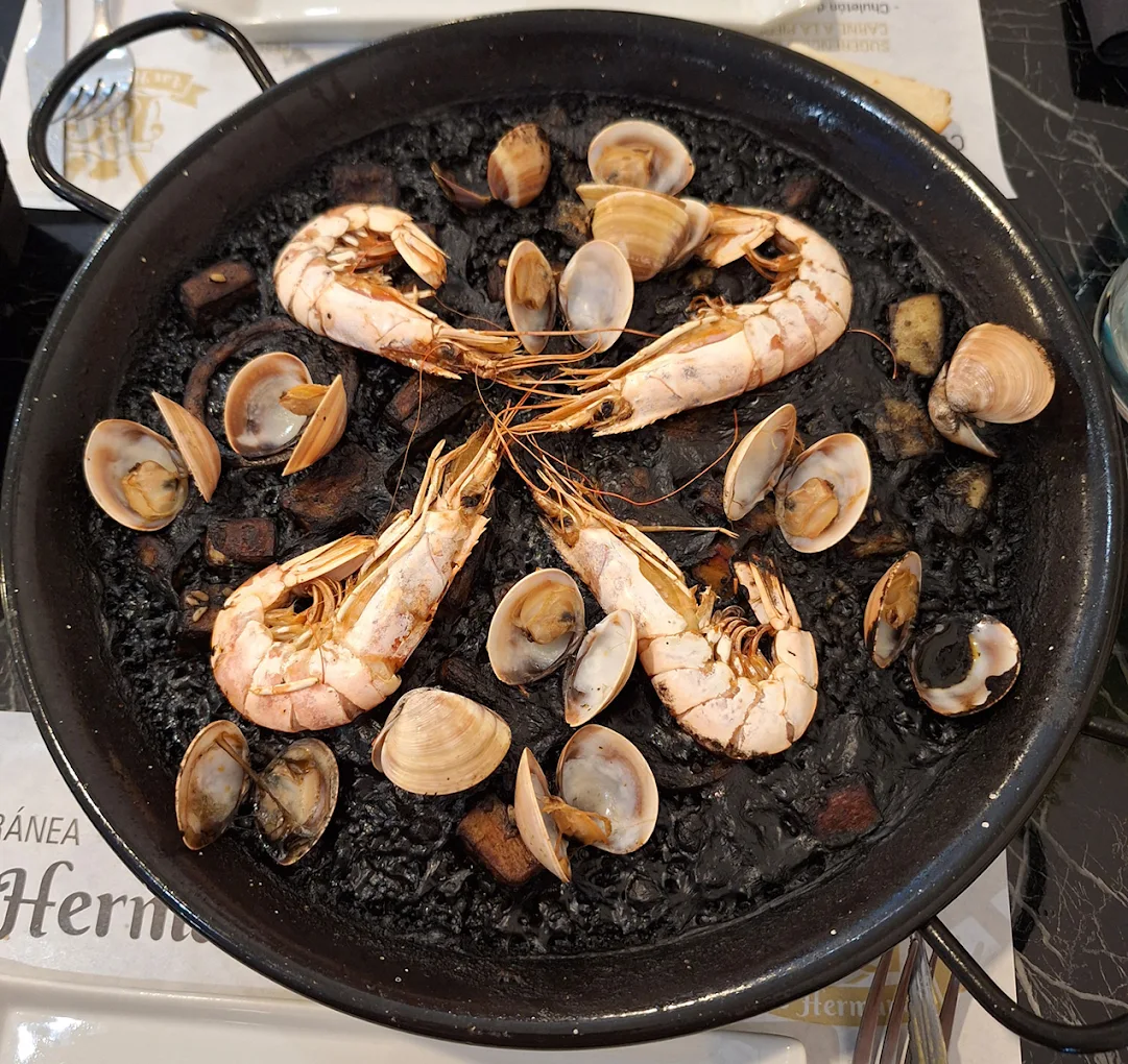 Arroz negro con gambas y almejas