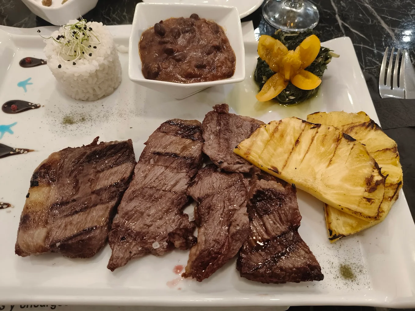 Plato rumano — carne a la brasa con guarnición