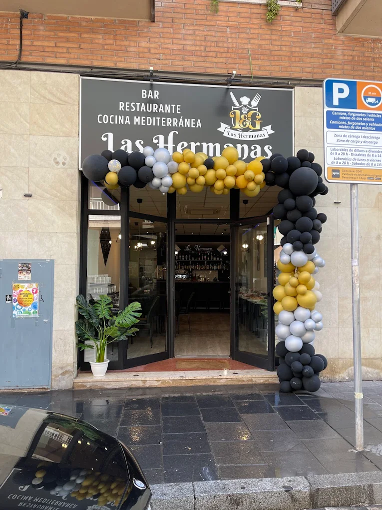 Fachada de Las Hermanas en Castelldefels