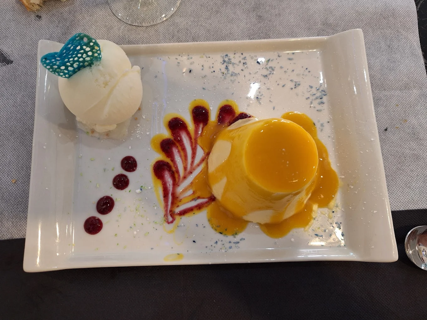 Semifrío de mango con sorbete