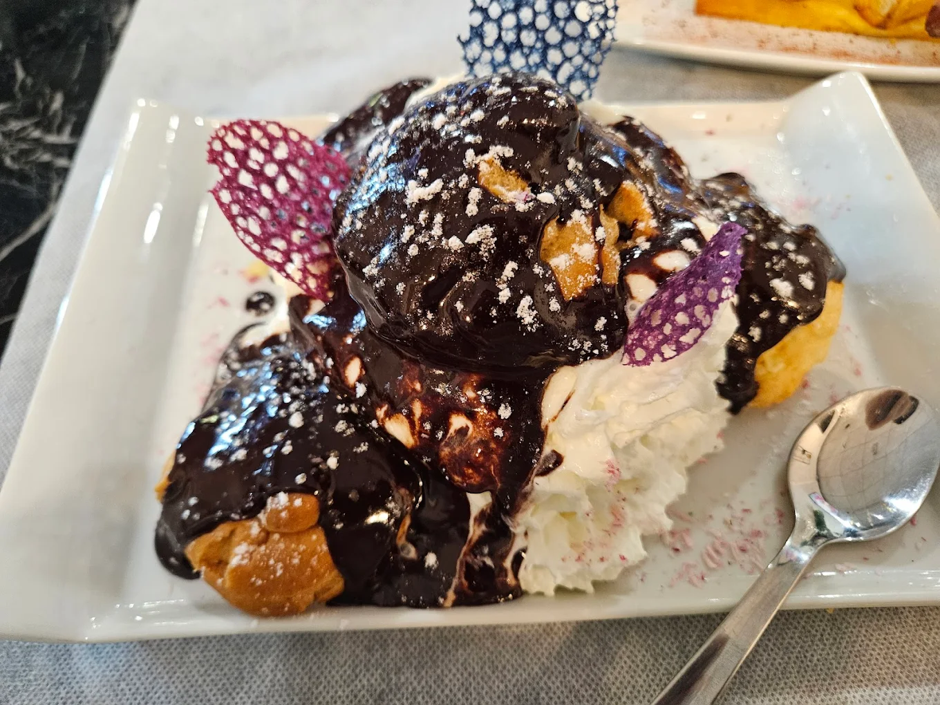Profiteroles con chocolate