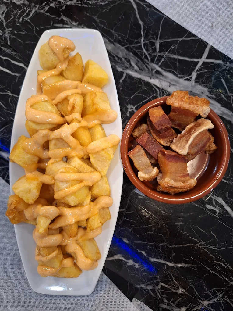 Patatas bravas caseras y torreznos